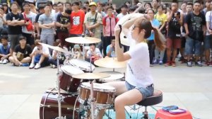 Японочка играет на барабанах