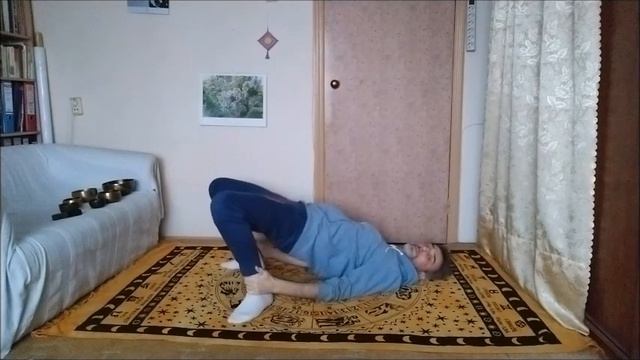 Поза стола помогает укреплять позвоночник, мышцы спины и живота смотреть онлайн