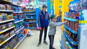 ФЁДОР заставил БРАТА купить ИГРУШКИ и ПИЦЦУ. ДВОЙКА у ГОШИ