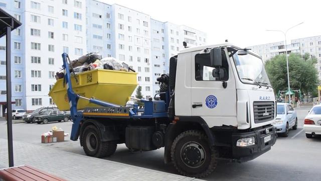 Бункеровоз МК-3512-02 на шасси МАЗ-555025 (В 931 РР 122). Погрузка мусорного бункера. смотреть онлайн