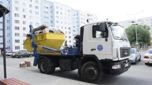 Бункеровоз МК-3512-02 на шасси МАЗ-555025 (В 931 РР 122). Погрузка мусорного бункера.
