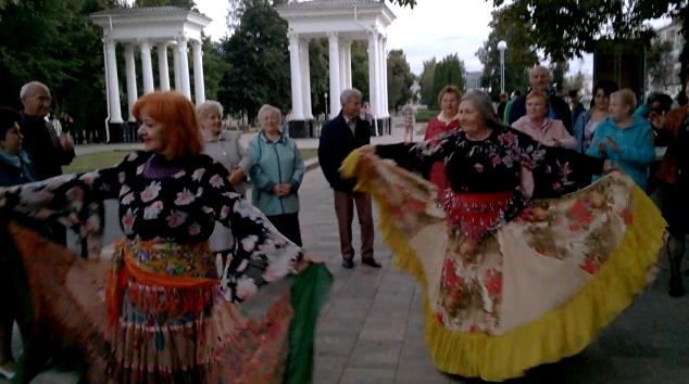 2822 Цыганочки танцы под гармонь у фонтана цыгане цыганки в городском парк ЦПКиО гармошка город Орёл