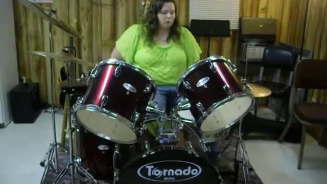Courtney Playing Drums смотреть онлайн