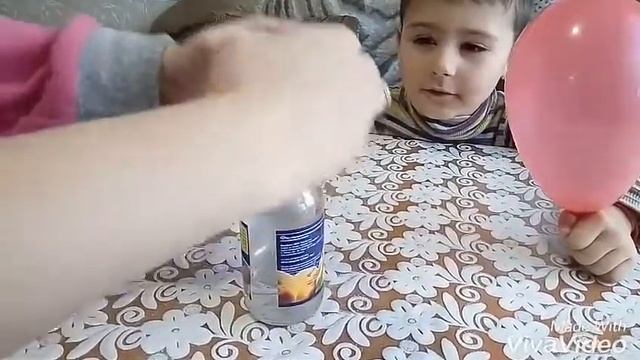 Как надуть шарик при помощи уксуса и соды. Взлетит или нет? смотреть онлайн