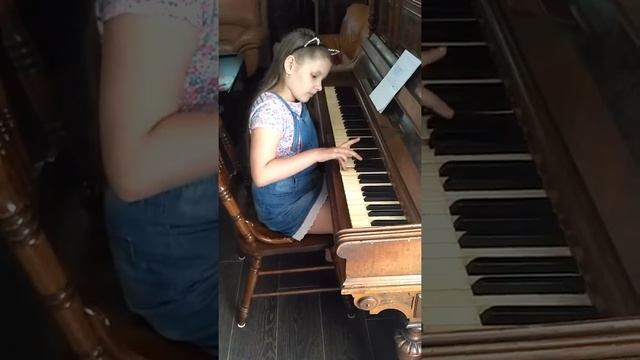 Не так уж и легко играть на пианино // в траве сидел кузнечик // начинающая пианистка