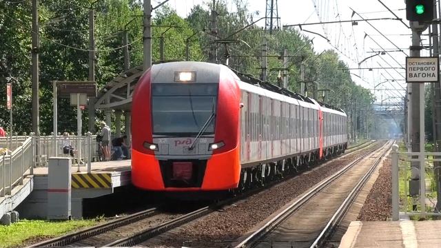 Сдвоенная Ласточка ЭС2Г-018/026 сообщением Санкт-Петербург — Выборг летит через о.п. Озерки смотреть онлайн