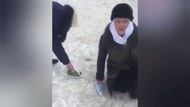 Две женщины в Бишкеке гладят снег утюгами смотреть онлайн