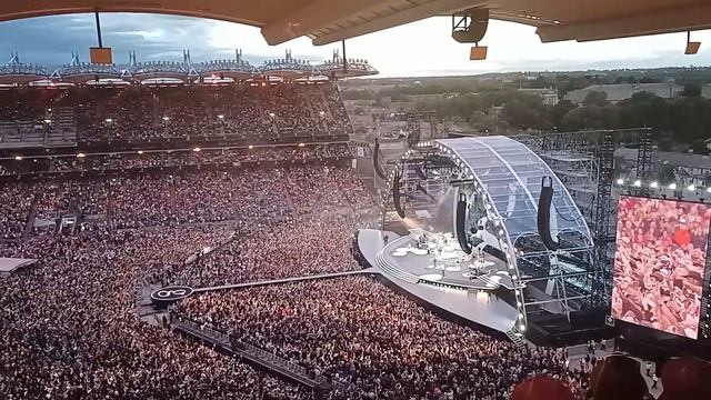 Garth Brooks - Opening Night in Dublin (Intro & All day long) смотреть онлайн
