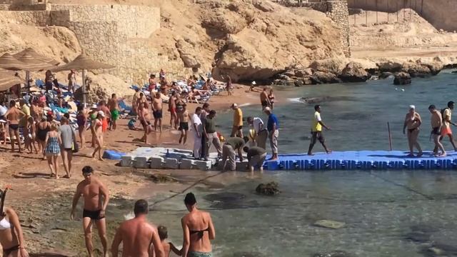 После шторма. Ремонт понтона. Отель Hilton Sharks Bay