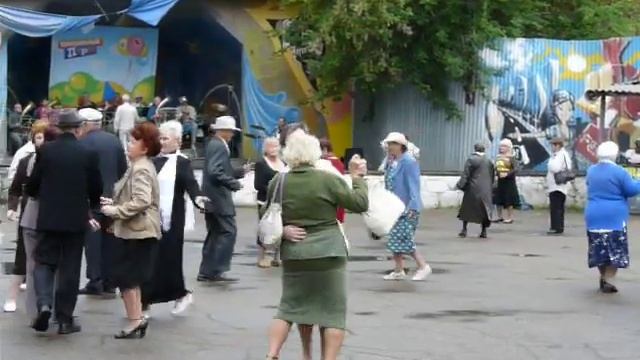 "В городском саду играет духовой оркестр..." смотреть онлайн