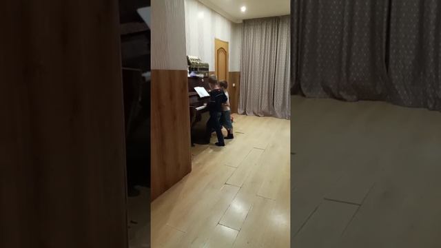 Маленькие мальчики поют и играют на пианино смотреть онлайн