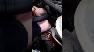 Установка трубки отвода картонных газов от картерной крышки. Audi 80B4.