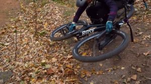 ► Катаем ОГРОМНЫЕ ДЁРТЫ осенью на МТБ в лесу | ПАДЕНИЕ на дёрт МТБ ◄ [Today We Ride]