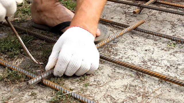 Фундамент своими руками: ленточный и свайный