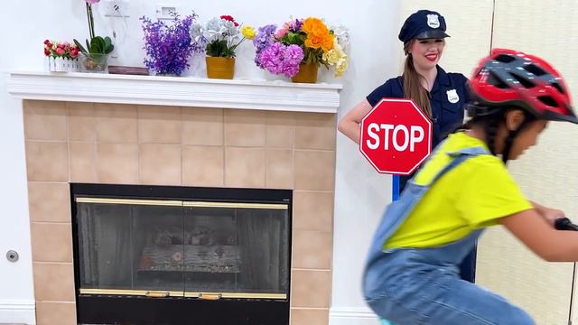 Jannie and Lyndon Learn Simple Rules for Children about Riding Bicycles смотреть онлайн