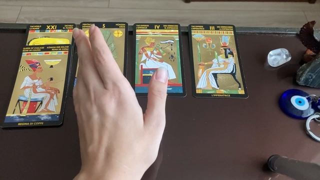 Любит тебя загаданная личность? Гадания на картах таро смотреть онлайн