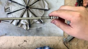 Зонтик ЗАКЛИНИЛ в раскрытом состоянии и НЕ СКЛАДЫВАЕТСЯ