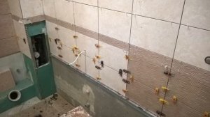 Установка ванны на кирпичи