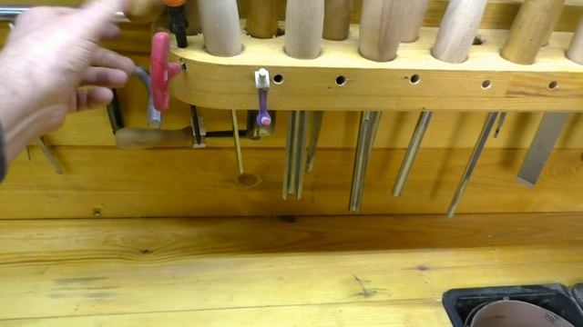 Рабочее место токаря по дереву, отличное решение по размещению резцов, и аксессуаров. смотреть онлайн