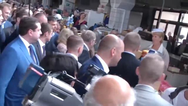 Жириновский проверяет Смоленский рынок. смотреть онлайн