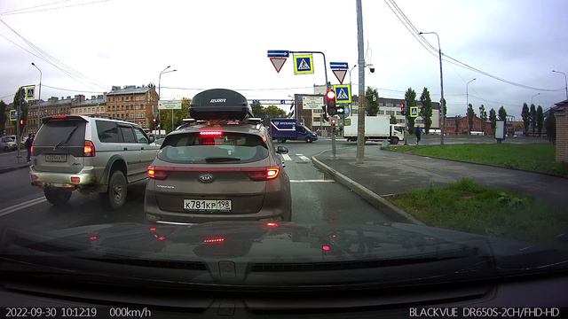 Пробка на светофоре из-за..... смотреть онлайн