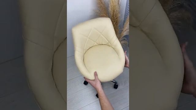Стул мастера на колесиках со спинкой для наращивания ресниц, маникюра, педикюра смотреть онлайн