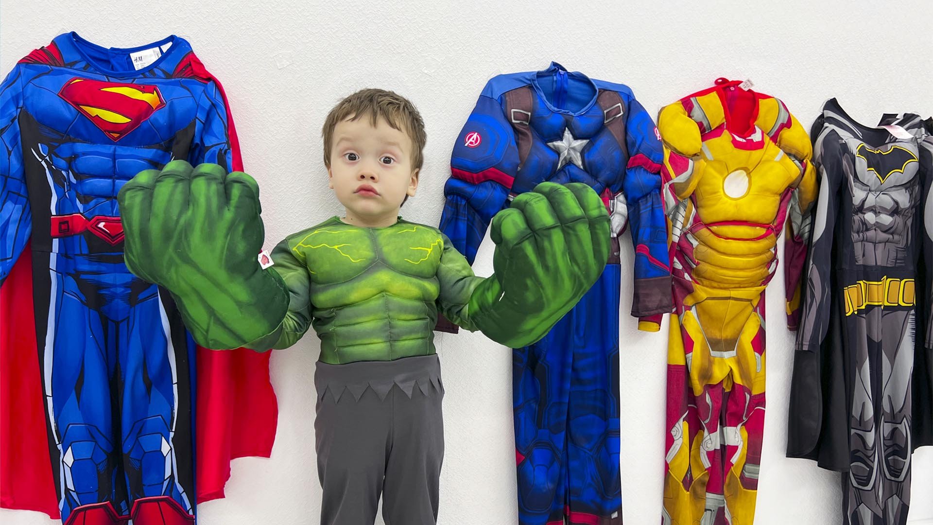 Брозаврики играют как супергерои Человек паук Халк Железный человек Обучающее видео для детей смотреть онлайн