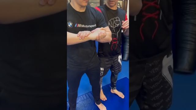 Сжимают кисть? Не проблема! #спортсила #самбо #дзюдо #спорт #самооборона #рекомендации смотреть онлайн