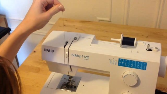 Threading the Top Thread of the Pfaff Hobby 1122 Sewing Machine смотреть онлайн
