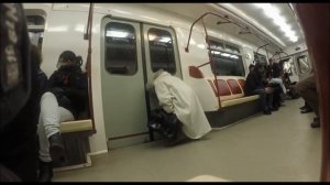 БАБКА ССЫТ В ВАГОНЕ МЕТРО!