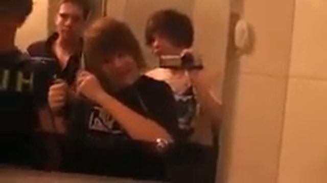 Эмо бой выпрямляет меня смотреть онлайн