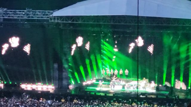 Sam Fender & Brian Johnson. You shook me all night long смотреть онлайн
