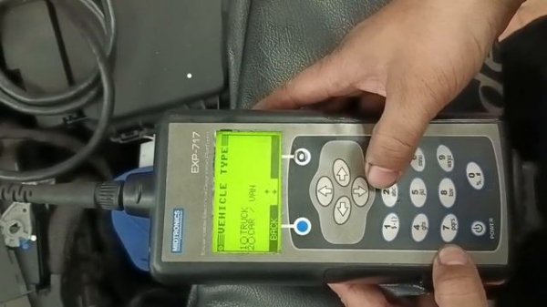 Test starter battery using Midtronics 717 #mercedes #midtronics #midtronics717 #midtronicstest