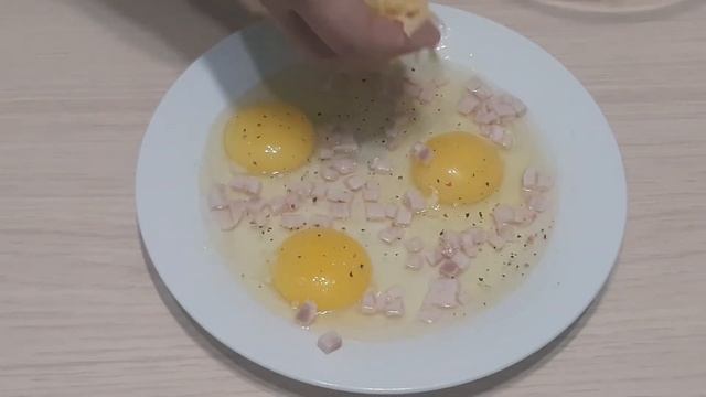 Быстрый завтрак  Яичница в микроволновке