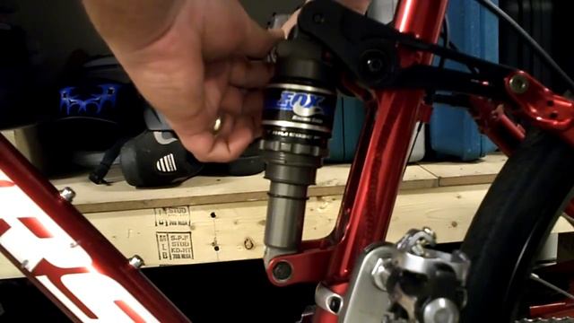 Adjusting rear air shock on a mountain bike Fox Float R example смотреть онлайн