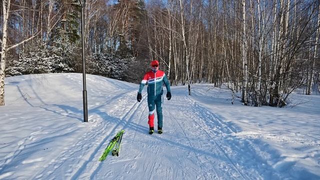 Как увеличить мощность в лыжных ходах? Отталкивание с активным смещением массы тела! смотреть онлайн