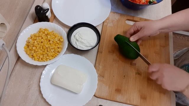 Салат с авокадо, фетаксой и овощами!!!/Salad with avocado, fitaki and vegetables!!! смотреть онлайн
