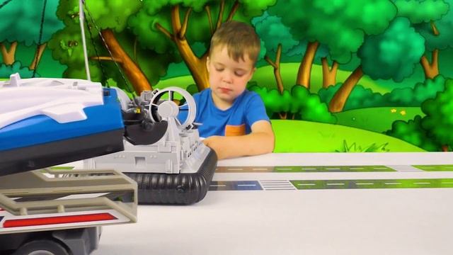 Играем в машинки и запускаем на воду игрушечный Катер для детей смотреть онлайн