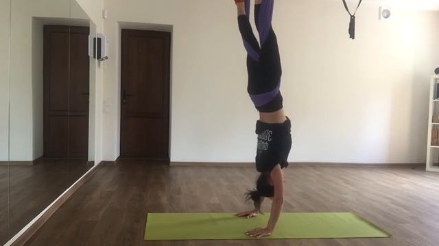 Воздушная стойка на руках+подъем корпуса к прямым ногам из виса вниз головой. смотреть онлайн
