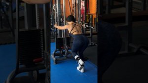 Тренировка в зале на ягодицы и ноги для девушек.