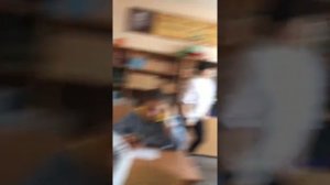 Бешеный школьник напал на толстого школьника из-за того что он забрал у него булку