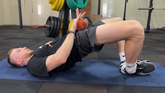 Ягодичный мостик лёжа с гантелью «лягушка» смотреть онлайн