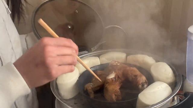 年前的烧鸡被退回来，轩蛋嘴馋想要吃，上锅一热还是香还是那个味 смотреть онлайн
