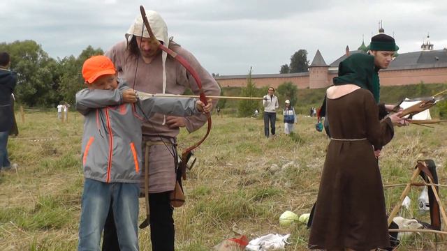 Суздаль-град 2017. Матвей стреляет из лука. смотреть онлайн
