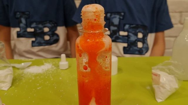 Дети делают химический опыт Лава Chemistry смотреть онлайн