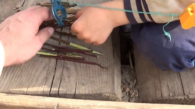 ПАПА ИГРАЕТ С СЫНОМ СТРОИТЕЛЬНЫМИ МАШИНКАМИ В ПЕСОЧНИЦЕ смотреть онлайн