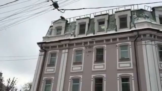 Чистка кровли крыши от снега в ЦАО смотреть онлайн