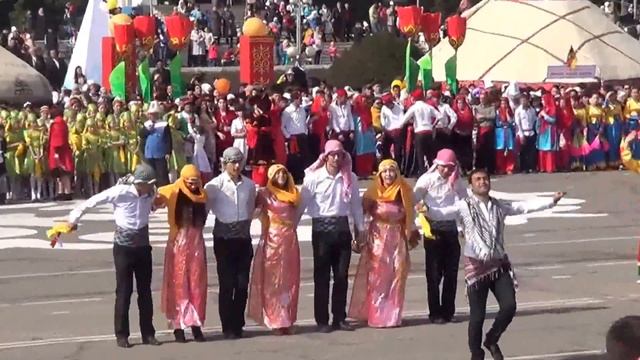 Курды в Оше танцуют на праздник Навруз