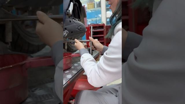 Hướng dẫn tự thay dầu xe máy смотреть онлайн