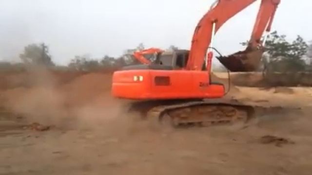 HITACHI ZX200-1 VS ZX200-5G смотреть онлайн